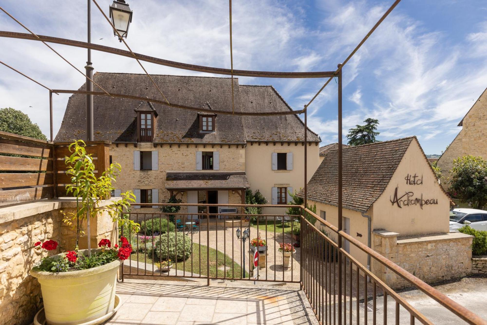 Logis Hotel Archambeau Thonac Eksteriør bilde