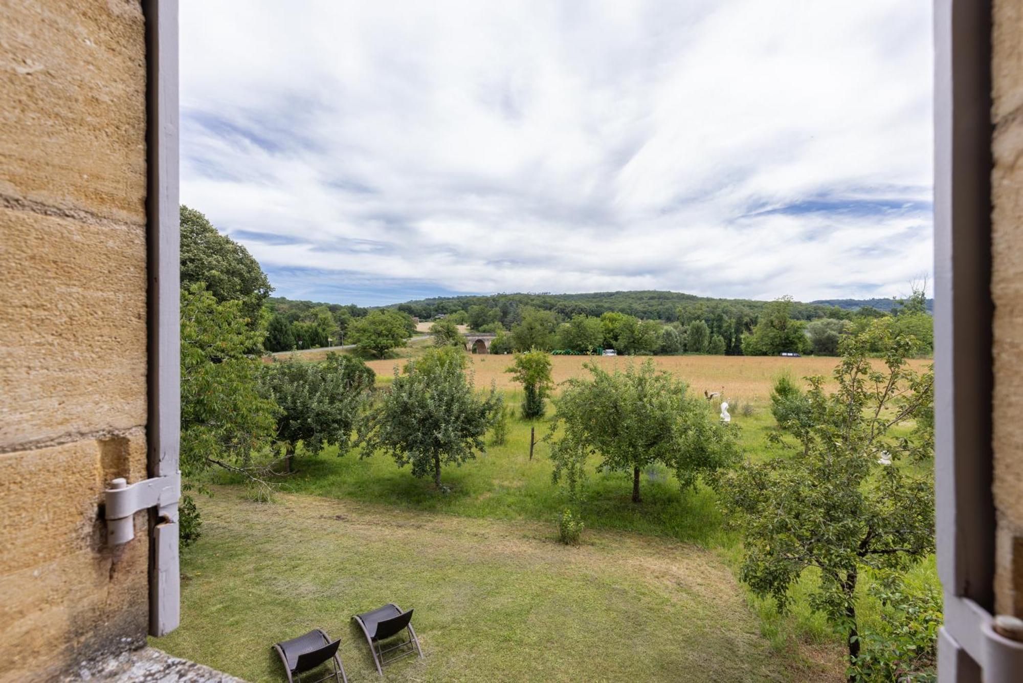 Logis Hotel Archambeau Thonac Eksteriør bilde